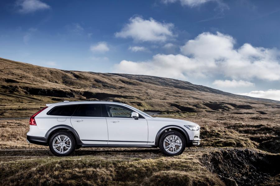  Volvo V90 D4 Cross Country 2017 года  (UK) (фото 29 из 40)